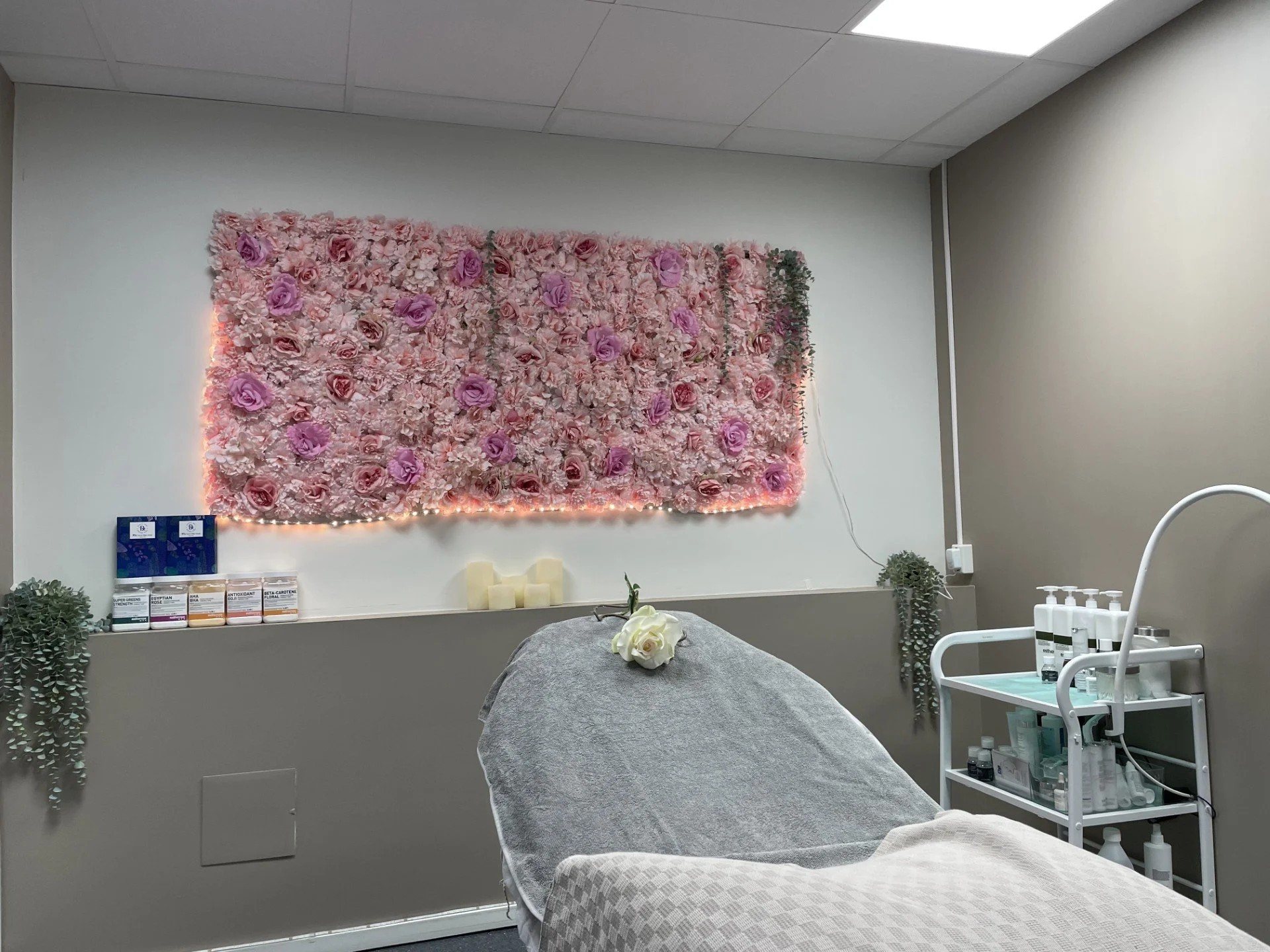 Behandlingsrom hos Beautician Klinikk med blomstervegg